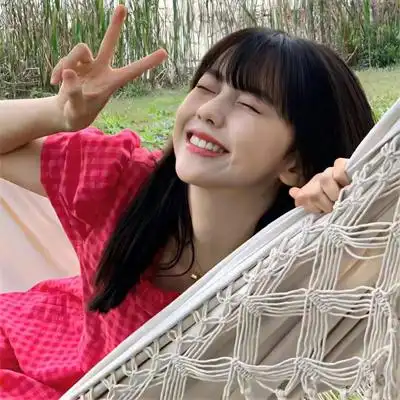 温暖阳光的俏皮可爱女生真人头像