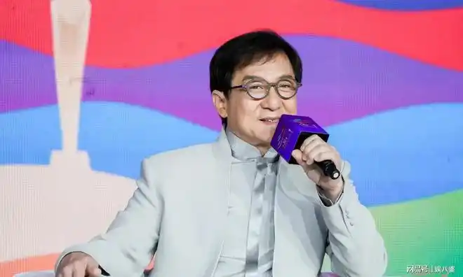 吴京吃路边摊,成龙吃饭美女陪伴,贾玲下班骑自行车|沈腾|孙红雷_网易