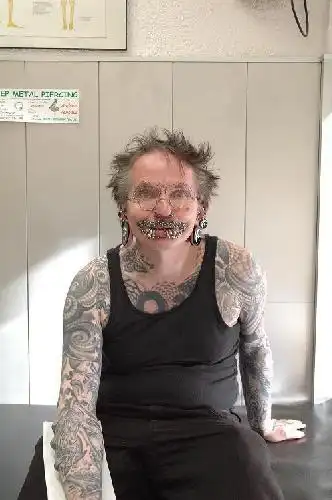 除了穿孔,rolf buchholz还爱好纹身和穿刺悬挂,希望这个专好重口味的