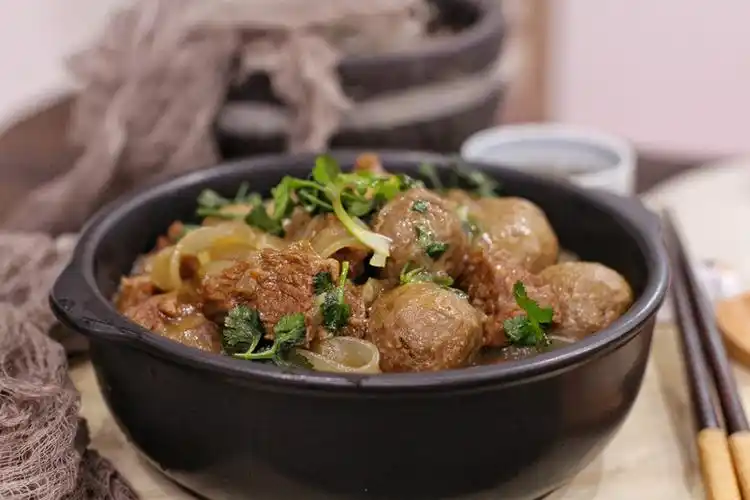 冬天御寒来一锅这样的炖菜热乎又滋补,比猪肉炖白菜更好吃更营养