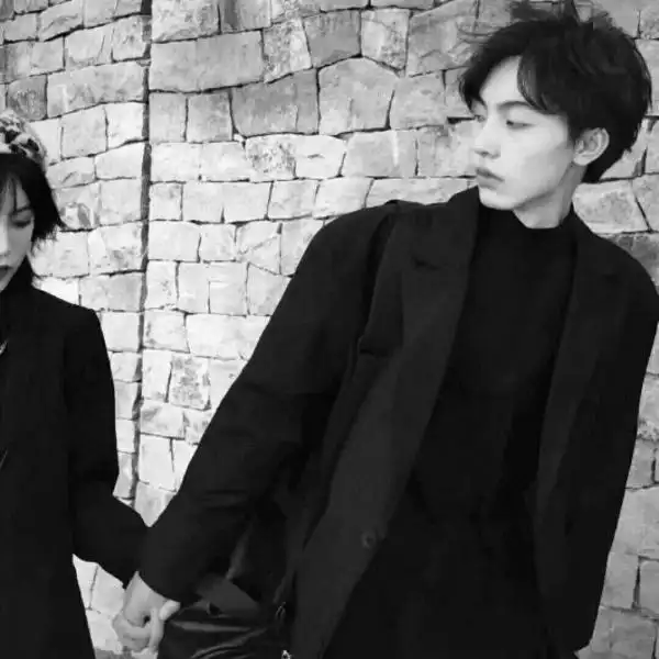 黑白情侣黑白系情头我好想你好想你却欺骗自己