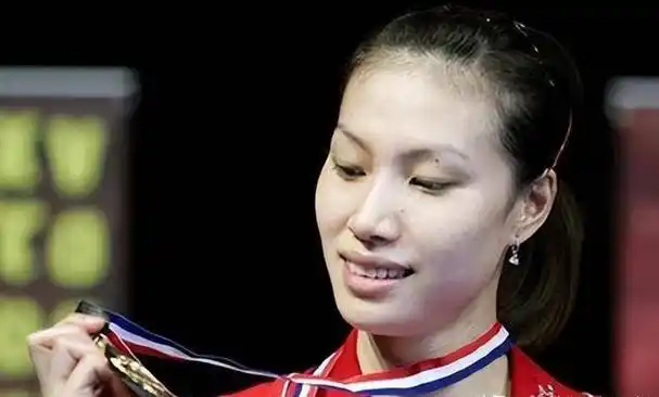 让人处境艰难的是,谢杏芳,作为林丹的妻子,目前正处于怀孕并即将分娩