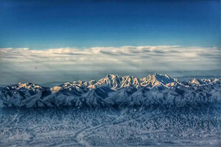临近乌鲁木齐,可以远眺到天山山脉的博格达峰,海拔5445米.