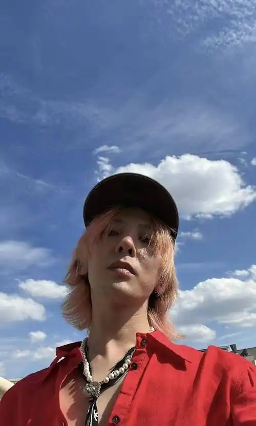 权志龙晒新照,粉头发搭配红衬衫,粉丝大赞帅气,网友:别尬吹_造型_时尚