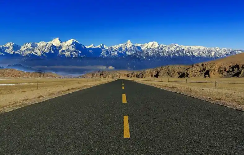 与被废弃的66号公路的冷清相比,318国道每年都能迎来一波又一波,或