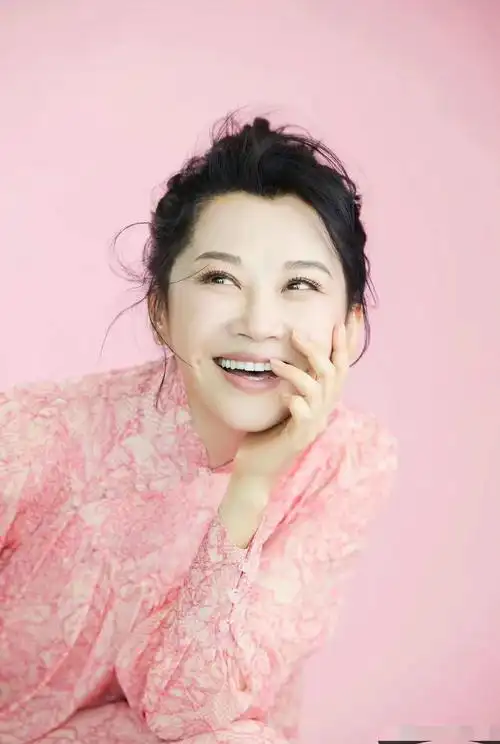 许晴近照曝光穿粉色长裙53岁活似少女网友求冻龄小秘诀