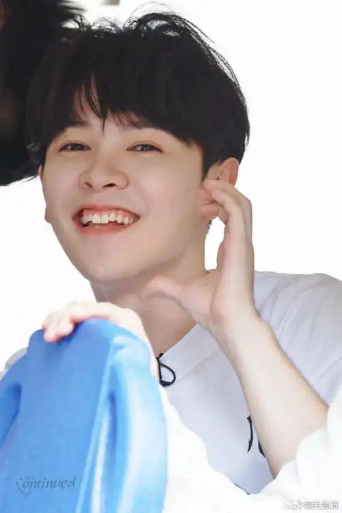 尤长靖超绝脸颊比心##密室大逃脱#在解密与挑战中,尤长靖的可爱毙心