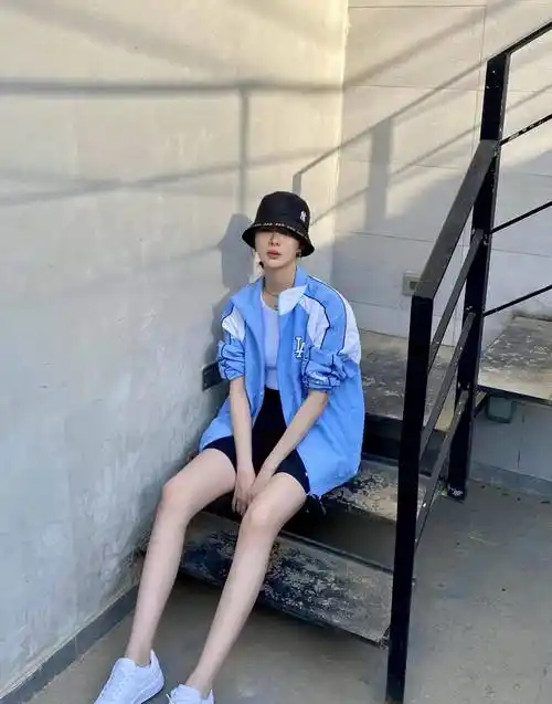 赵尧珂日常写真照,拼接衬衫配牛仔裤,白色内搭露出小
