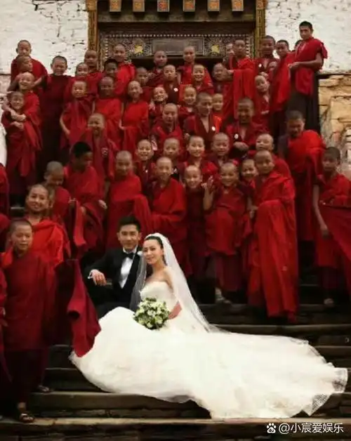 梁朝伟和刘嘉玲的结婚照内娱应该无人超越吧,这个场面看着就好盛大