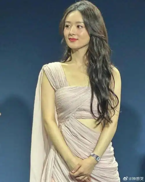 赵丽颖最近看起来有点显老了,脸上肌肉不如以前紧了,生图里的状态确实