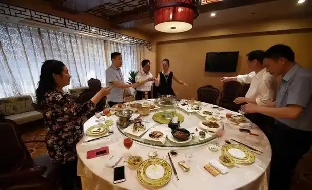 同事升职请客吃饭,买单时她把我拉到一旁,让我给她先买一下单