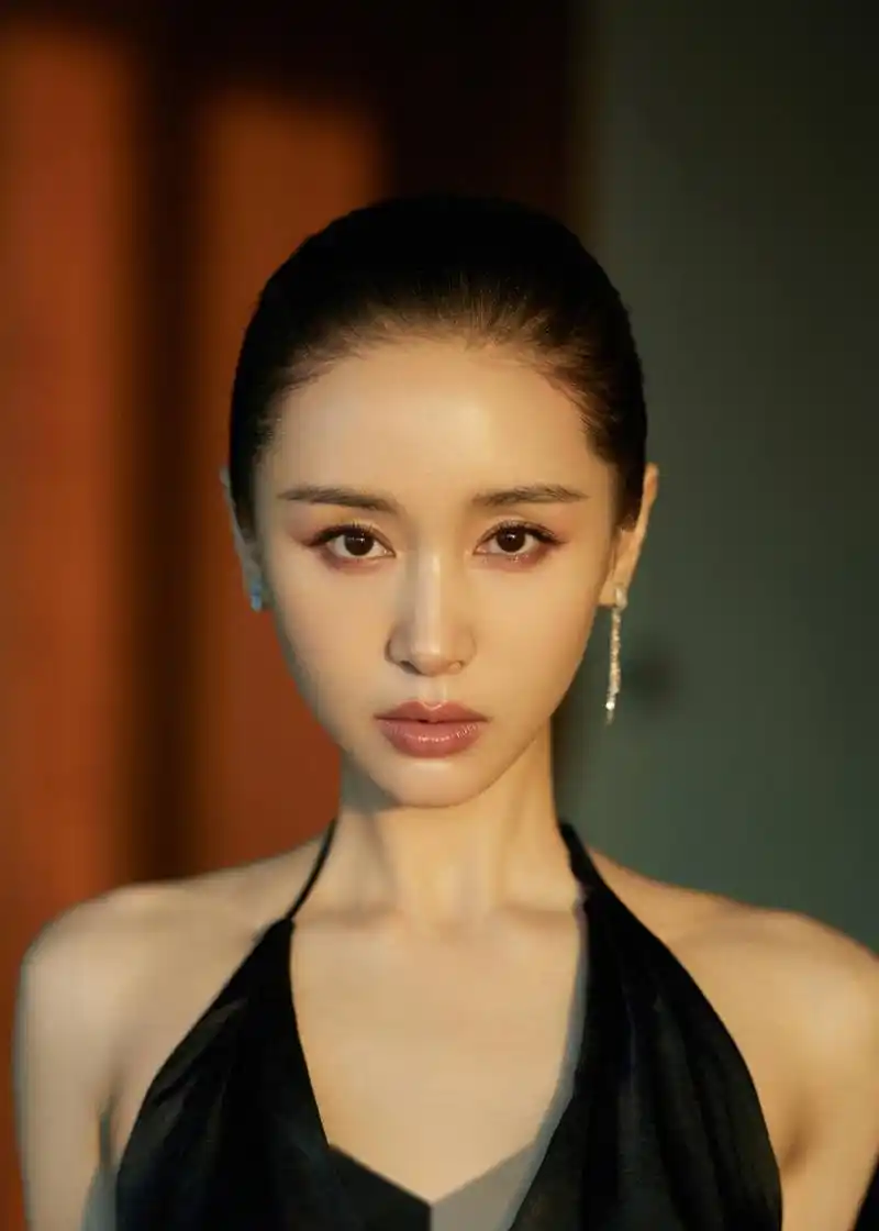 王子文作为法国娇兰品牌大使出席活动,她的脸真的是女明星中很有质感