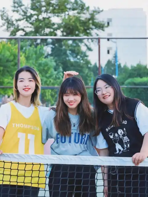 三个人的宿舍毕业合照怎么拍