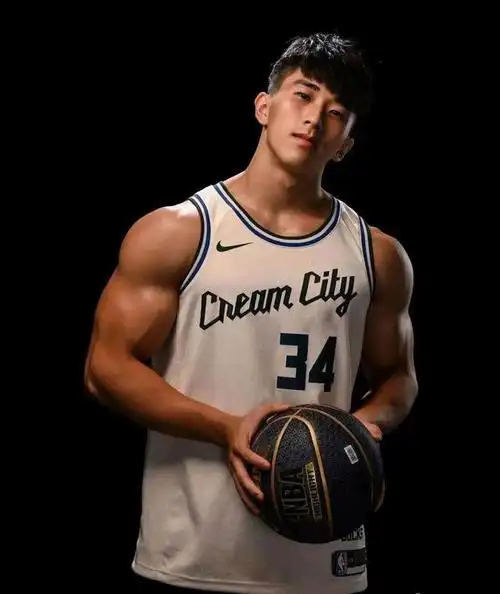 奶凶的麒麟臂私教帅哥,看上去竟然有点乖!