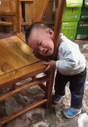 椅子夹住头宝宝手指gif动图_动态图_表情包下载_soogif
