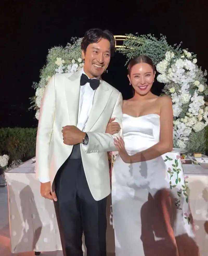 原来那天是姐姐权多美结婚的日子,权志龙特地请假送嫁,又再次被韩媒