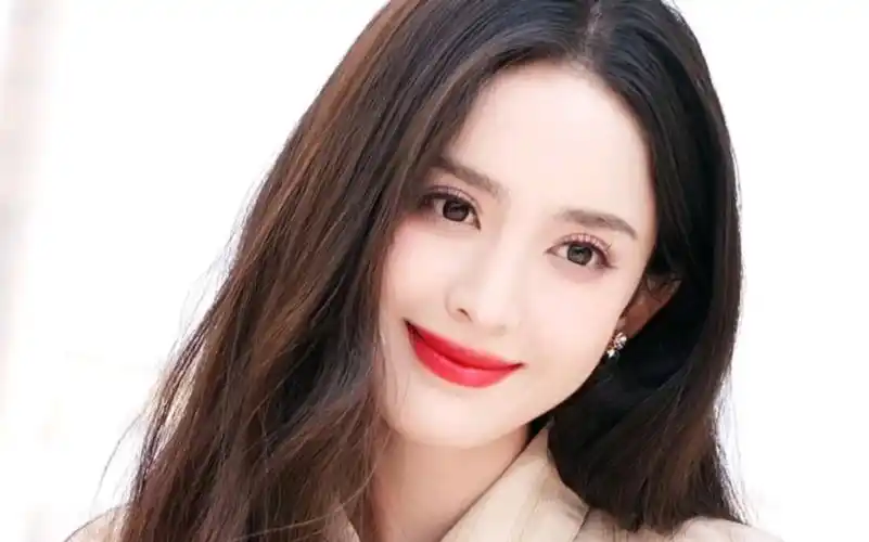 古力娜扎卷发微拂,眼神明亮深邃,简直美神降临