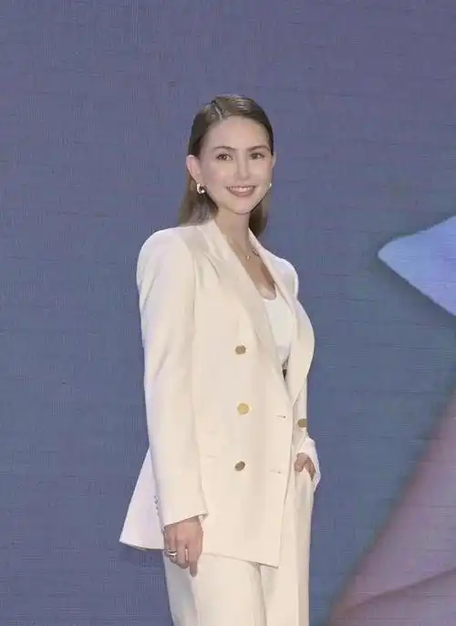 周杰伦高调宠妻昆凌封肚不生了出席活动瘦10斤穿西装要回归