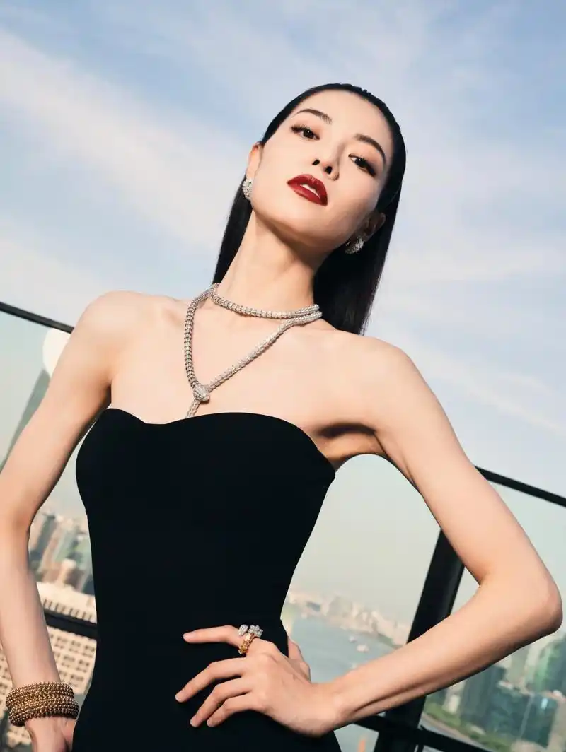 开叉黑裙钟楚曦,让人羡慕的身材. 烈焰红唇,长腿高跟,绝美.