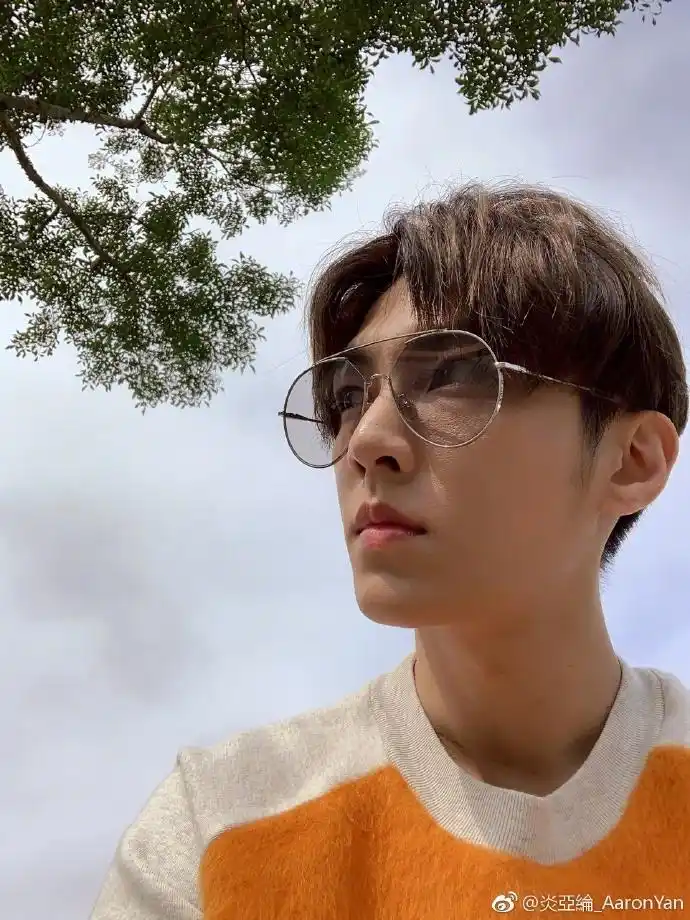 炎亚纶晒春日自拍照 表情多变笑容灿烂展现暖男魅力