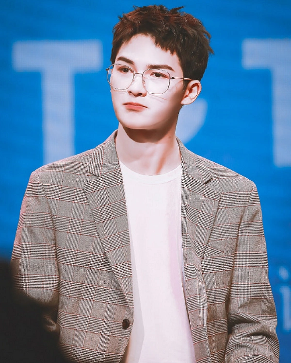 朱正廷一身格子西装 金丝眼镜,高冷又可爱,嘟嘟嘴那张太萌了!