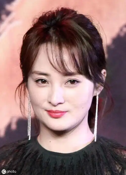 大美人蒋勤勤,最后一张"点赞"姿势太帅了