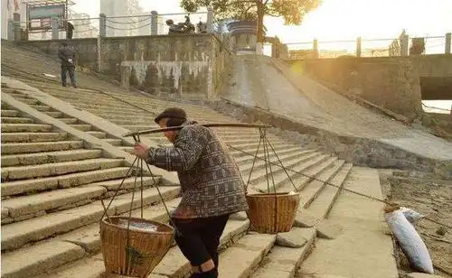 85岁老人挑扁担卖麻花十年, 每天登百级台阶, 只因为寂寞