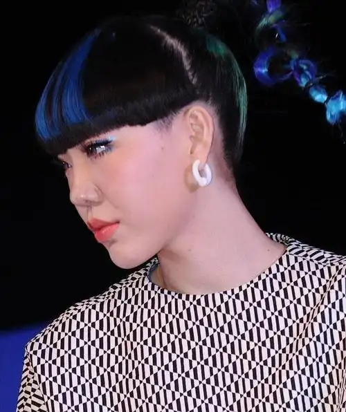 近期,一则新闻报道了关于地铁上的一位小孩因看到吴莫愁的海报而惊吓