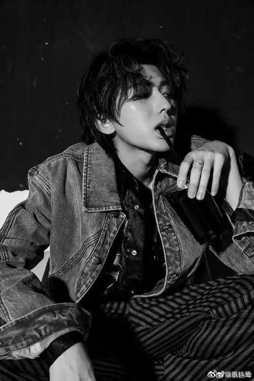 蔡徐坤黑白条纹氛围感大片