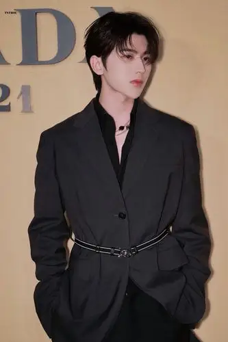 cr:intro·蔡徐坤 20200924prada2021春夏女… - 堆糖,美图壁纸兴趣
