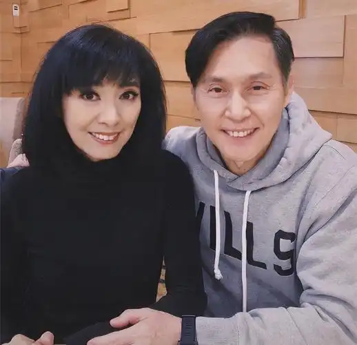 米雪与66岁男星聚会抱作一团被摸头不避嫌男友去世后单身多年