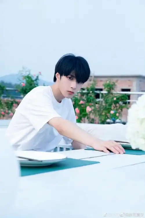 刘耀文怼脸自拍照#刘耀文怼脸自拍照9615白色短袖的夏日男友风