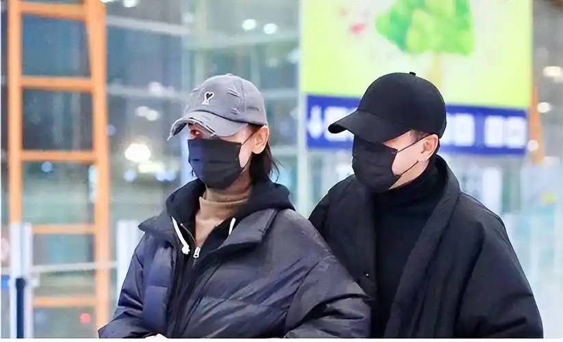 50岁刘恺威接小糯米放学父女颜值高,小糯米脸肉嘟嘟真小杨幂_魏大勋