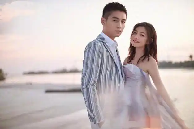 陈妍希陈晓合体秀恩爱都穿得休闲又时髦看着像一对大学生情侣