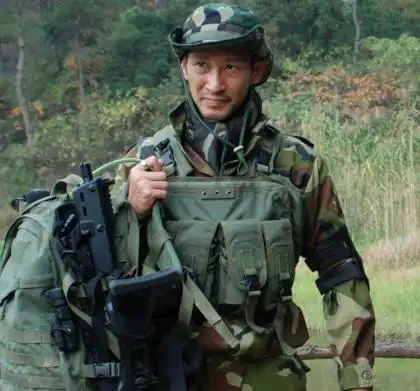 王劲松在《我是特种兵2》中饰演的阮文雄,也是生性狡猾凶狠,被战友们