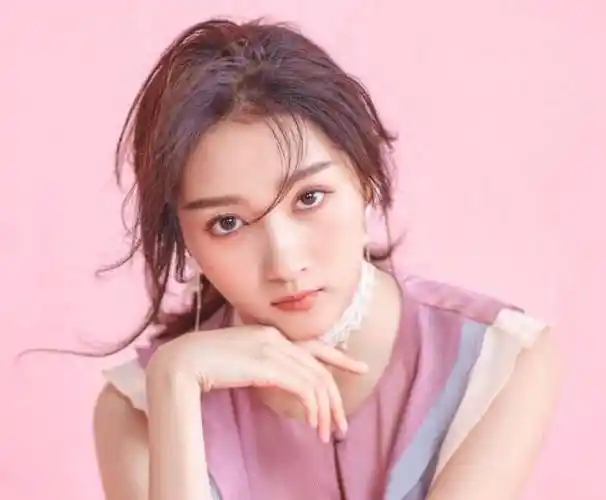 关晓彤跟鹿晗约会时一时走神没跟上,看到鹿晗的举动,怪不得不分手