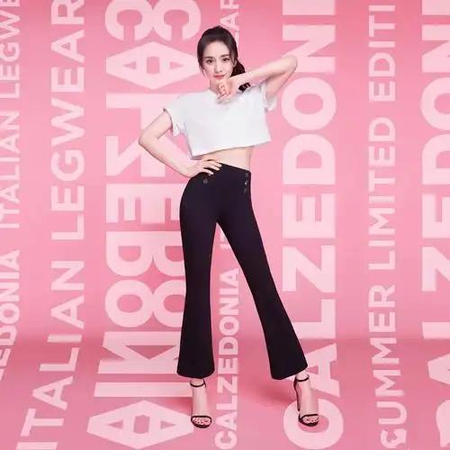 杨幂郭敬明被网友偶遇,玩"下衣失踪"秀长腿,还高出男方一个头