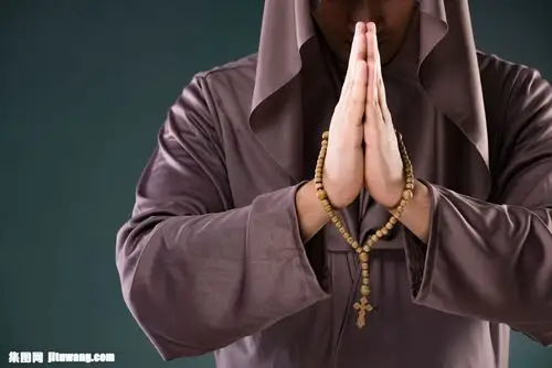 双手合十祷告的神父