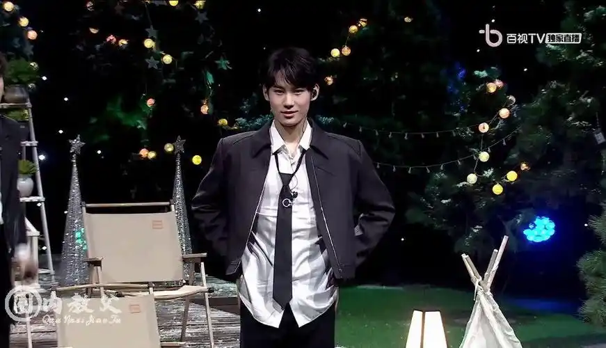 张真源再现提裤子名场面