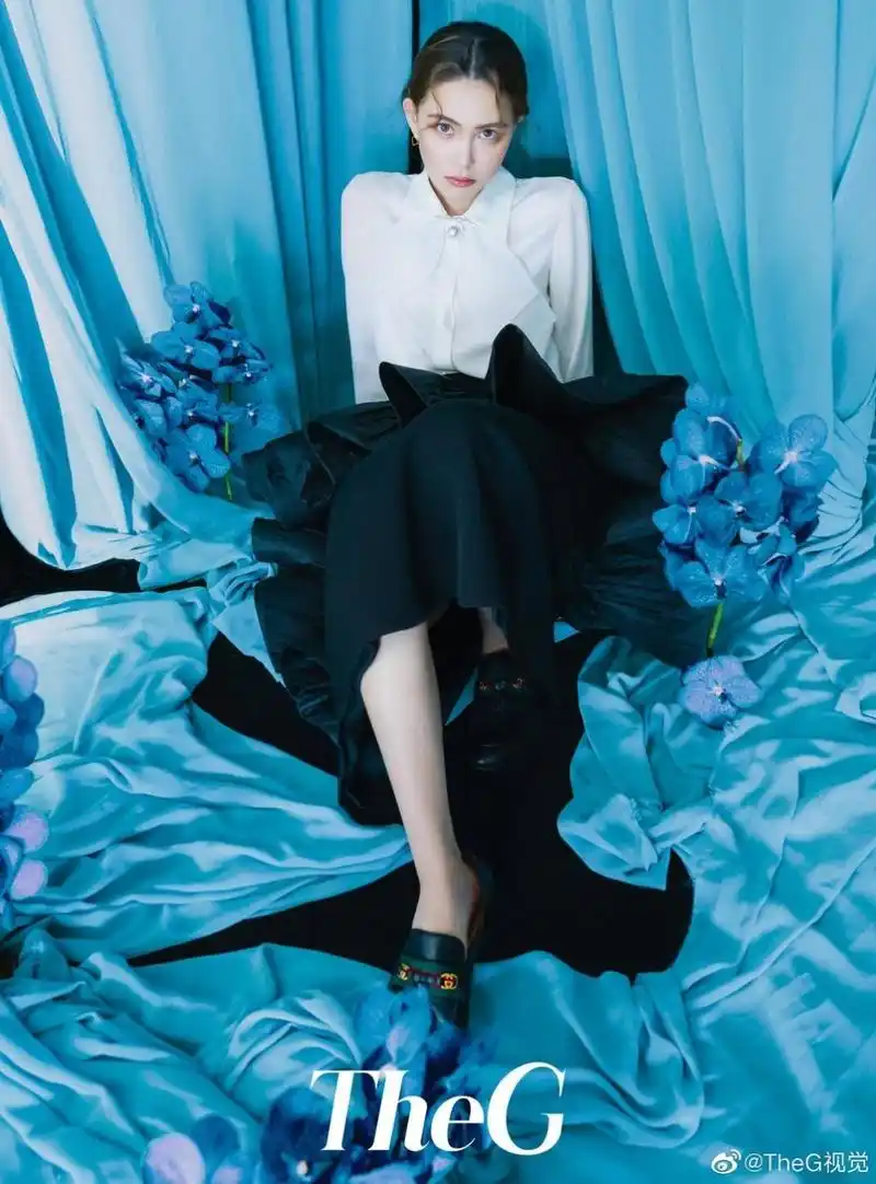 昆凌最新杂志大片秀美肩锁骨细嗅花香尽显温柔恬静