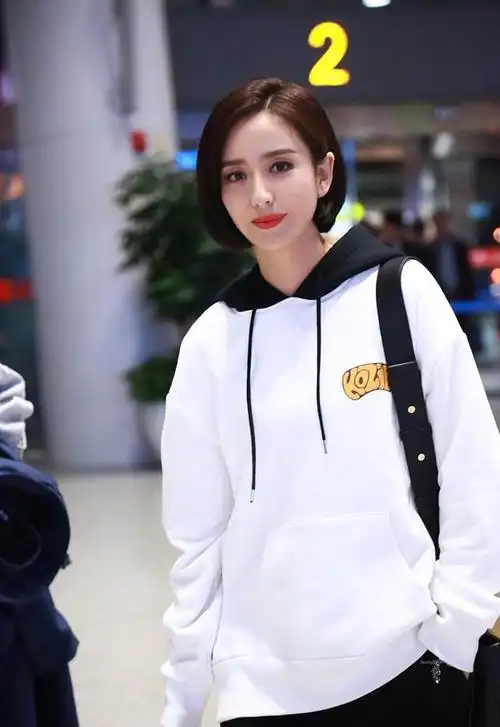 差点没认出来,佟丽娅换了一款波波头更减龄了,34岁减龄许多!