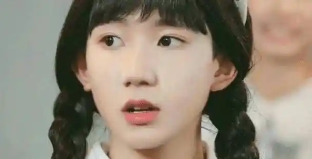 王俊凯女仆装呆萌,王源学生妹单纯,看到朱正廷的梦露,人间宠儿啊_女装