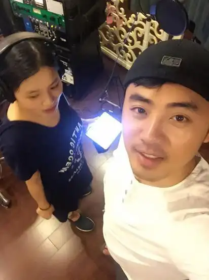 黄英进棚录歌复出在即 携曹帅亮相公益活动