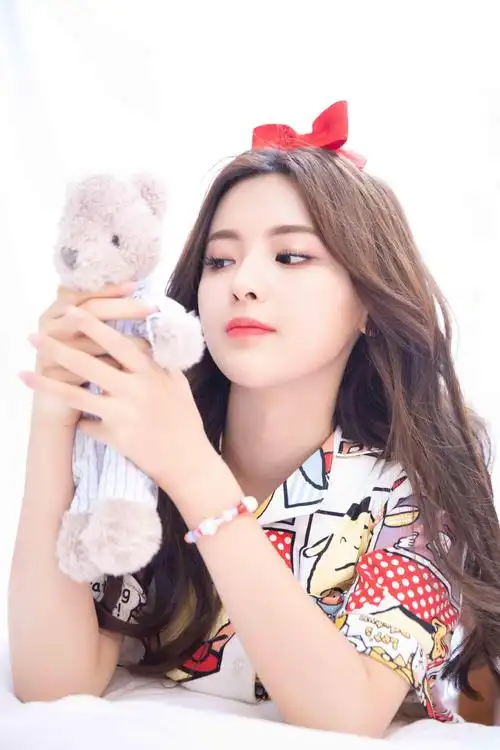 杨超越漫画风睡衣可爱写真