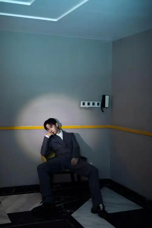 汪苏泷儒雅帅气西装写真图片