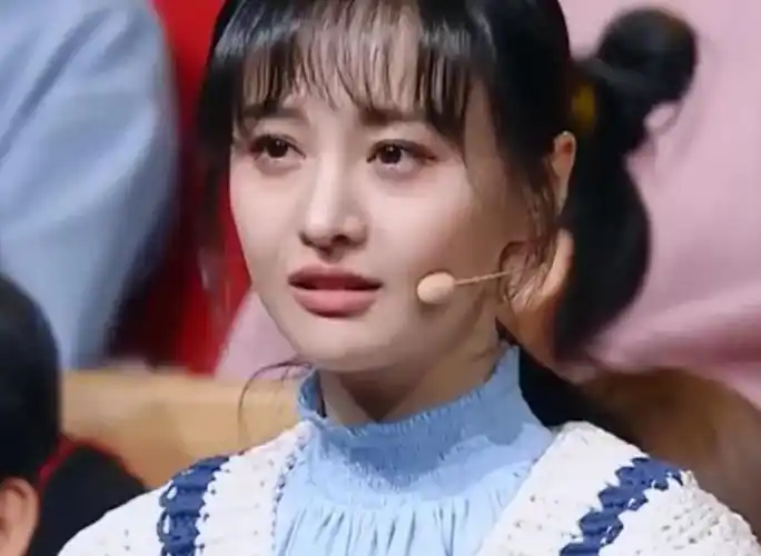 难怪说央视镜头是卸妆水,关掉美颜和滤镜后,28岁郑爽颜值太真实