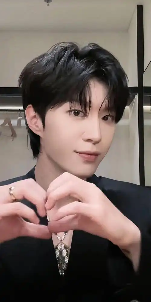 范丞丞甜妹手势舞##范丞丞黑色西装手势舞视频