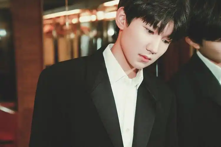 我的妈 高冷小姐笔下的源型 verliang: #王源# 油画上面的一角