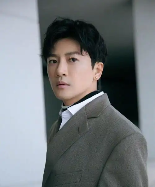 苏有朋西装买大了,勉强穿到身上后,这造型:确定年龄46岁?