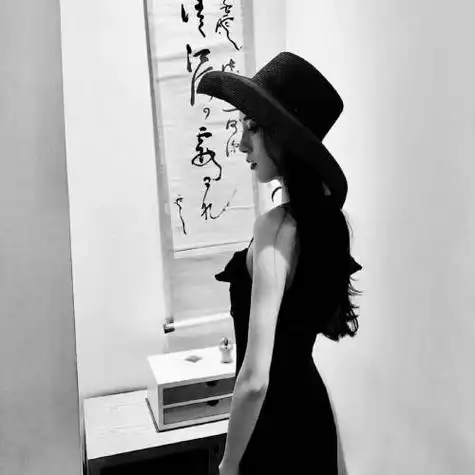 高冷霸气黑色系女生头像甜的很正经人间理想少女